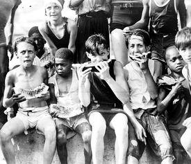 吃瓜同学拍照,捕捉生活点滴