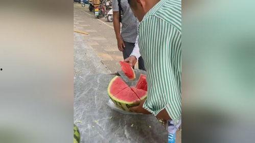山东游客吃瓜,畅享瓜果清凉之旅