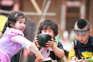 萌娃吃瓜挑战,萌态百出笑翻众人