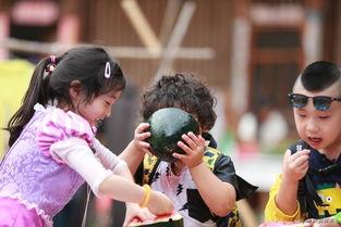 萌娃吃瓜挑战,萌态百出笑翻众人