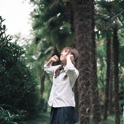 邻家女孩吃瓜拍照,记录夏日悠闲时光