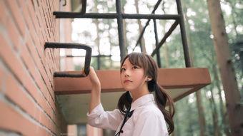 邻家女孩吃瓜拍照,记录夏日悠闲时光