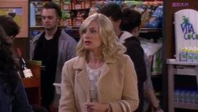 破产姐妹苏菲吃瓜,破产姐妹中的美食奇遇